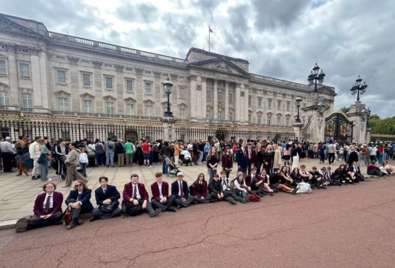 Lift Broadlands students from Keynsham visit the Houses of Parliament, watch live debates and explore some of London's best-known landmarks.